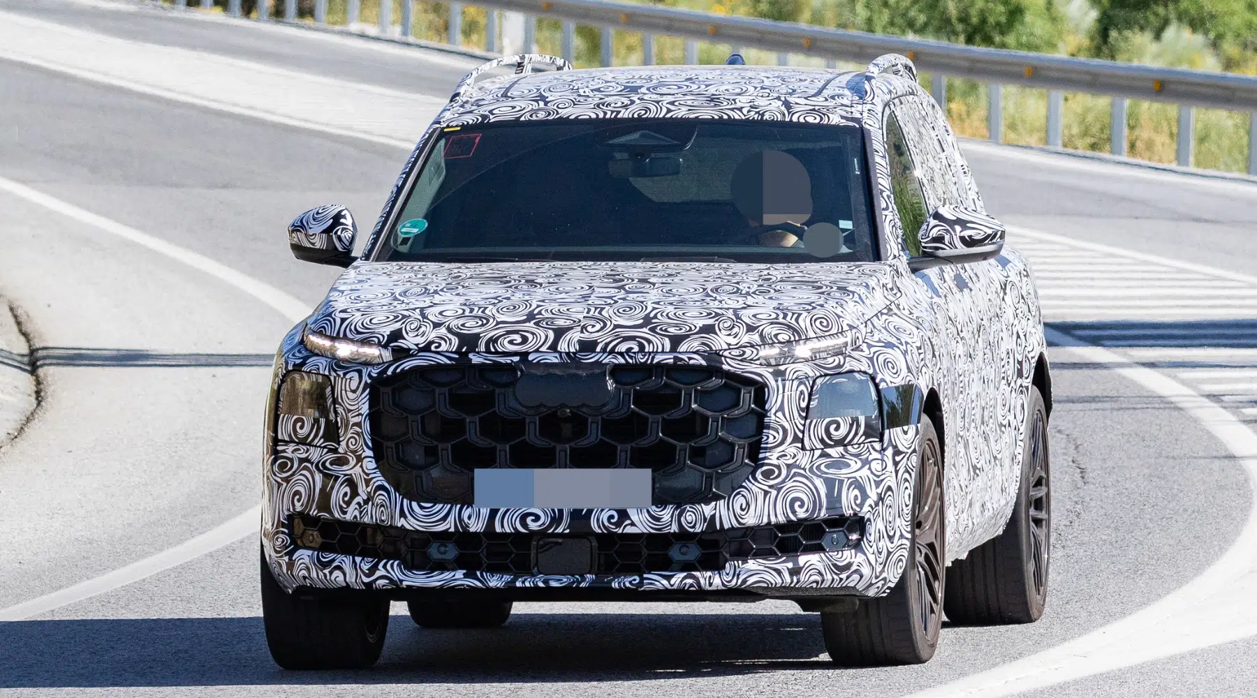 Audi Q9 prototype spied during testing (Audi Q9 spy test)